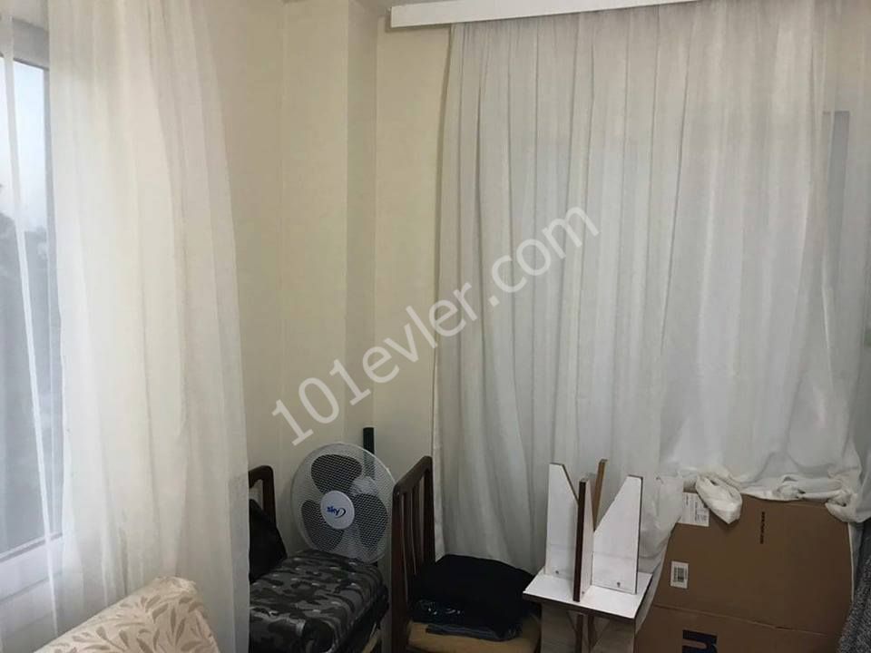 girne merkez çarşıda komutanın evinin bölgesinde kiralık 2+1 full eşyalı lüks ve modern  daire..  05338445618