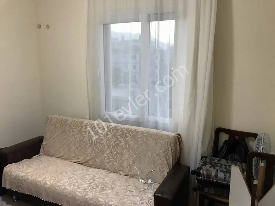 girne merkez çarşıda komutanın evinin bölgesinde kiralık 2+1 full eşyalı lüks ve modern  daire..  05338445618