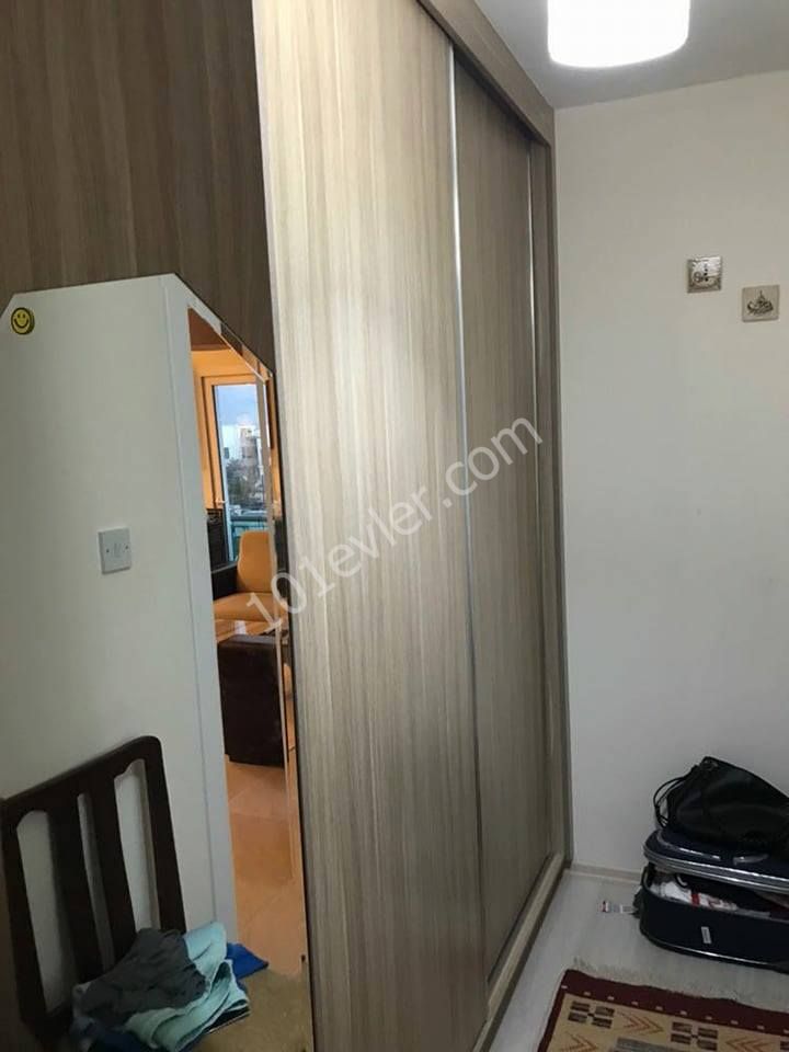 girne merkez çarşıda komutanın evinin bölgesinde kiralık 2+1 full eşyalı lüks ve modern  daire..  05338445618