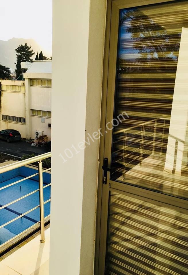 girne merkezde türk mahallesi tekvando salonu yanında kiralık  2+1 lüks, asansörlü, 100 m2,  full eşyalı, havuzlu daire 