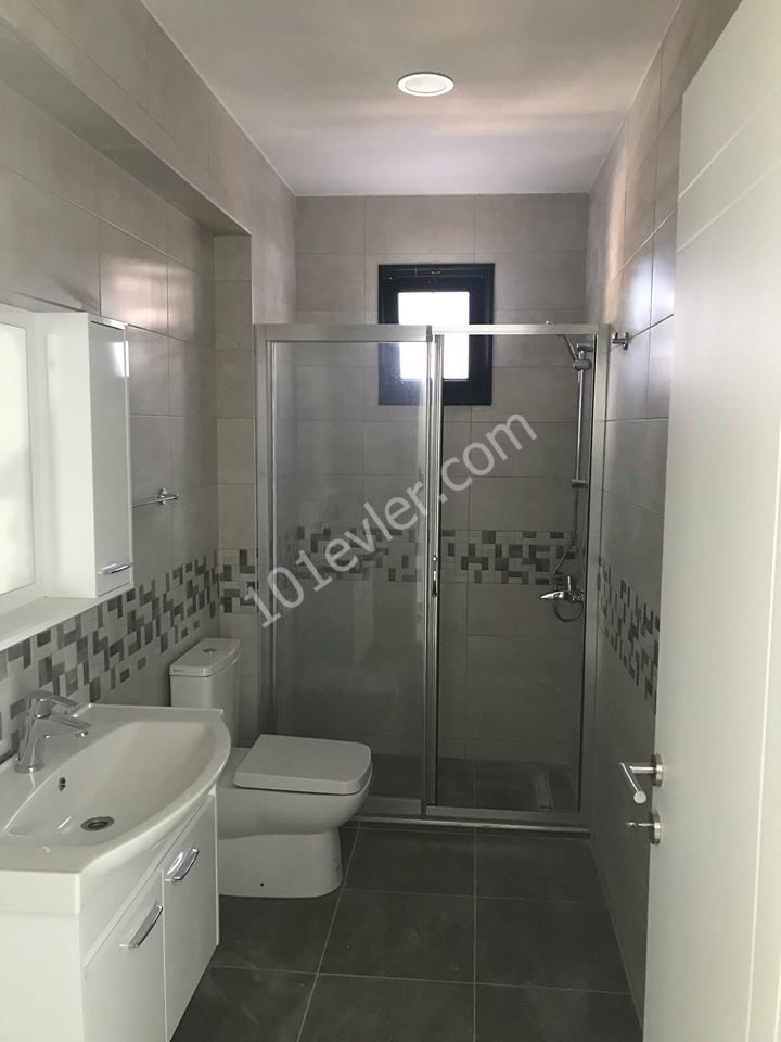 girne merkezde lemarın karşısında her yere görüş mesafesinde sıfır rezidansta kiralık eşyasız daire. lüks ve modern asansörlü eşyasız 500 stg eşyalı 600 stg... 05338445618