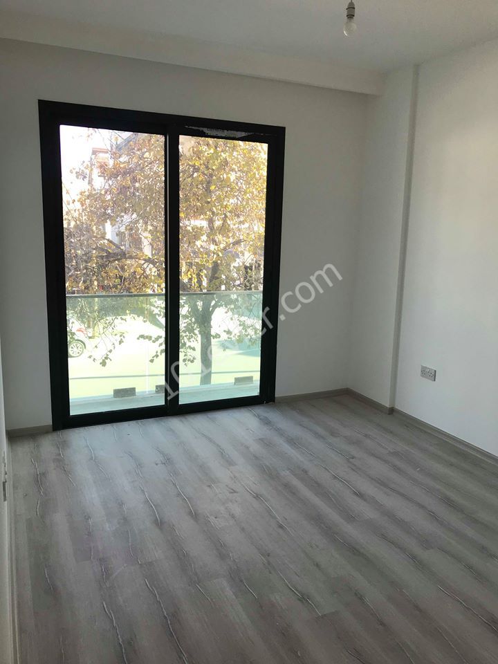 girne merkezde lemarın karşısında her yere görüş mesafesinde sıfır rezidansta kiralık eşyasız daire. lüks ve modern asansörlü eşyasız 500 stg eşyalı 600 stg... 05338445618