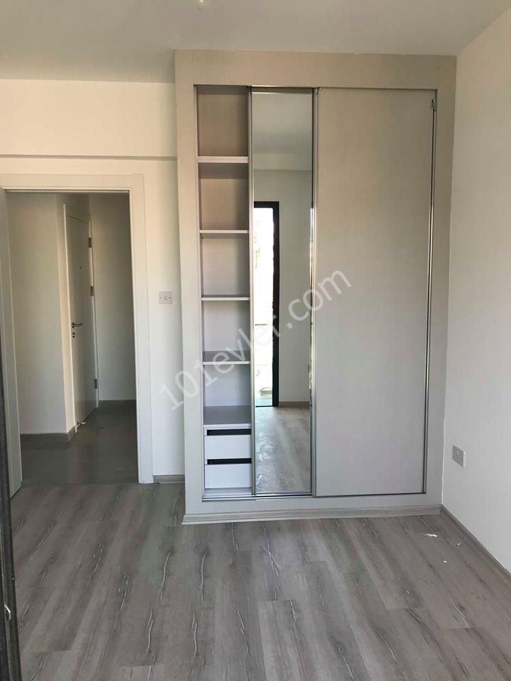 girne merkezde lemarın karşısında her yere görüş mesafesinde sıfır rezidansta kiralık eşyasız daire. lüks ve modern asansörlü eşyasız 500 stg eşyalı 600 stg... 05338445618