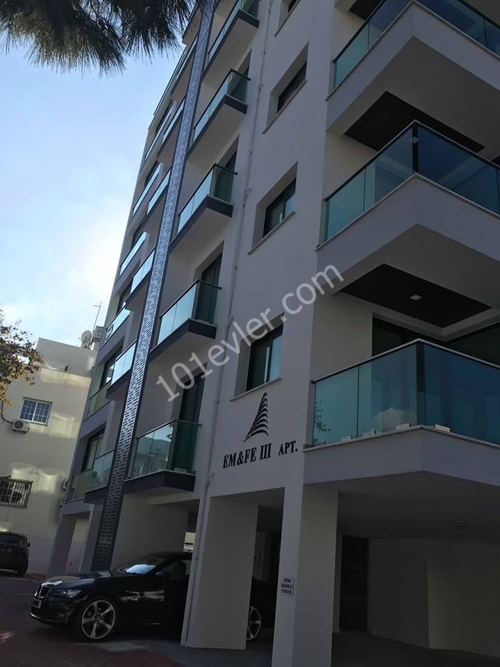 girne merkezde lemarın karşısında her yere görüş mesafesinde sıfır rezidansta kiralık eşyasız daire. lüks ve modern asansörlü eşyasız 500 stg eşyalı 600 stg... 05338445618