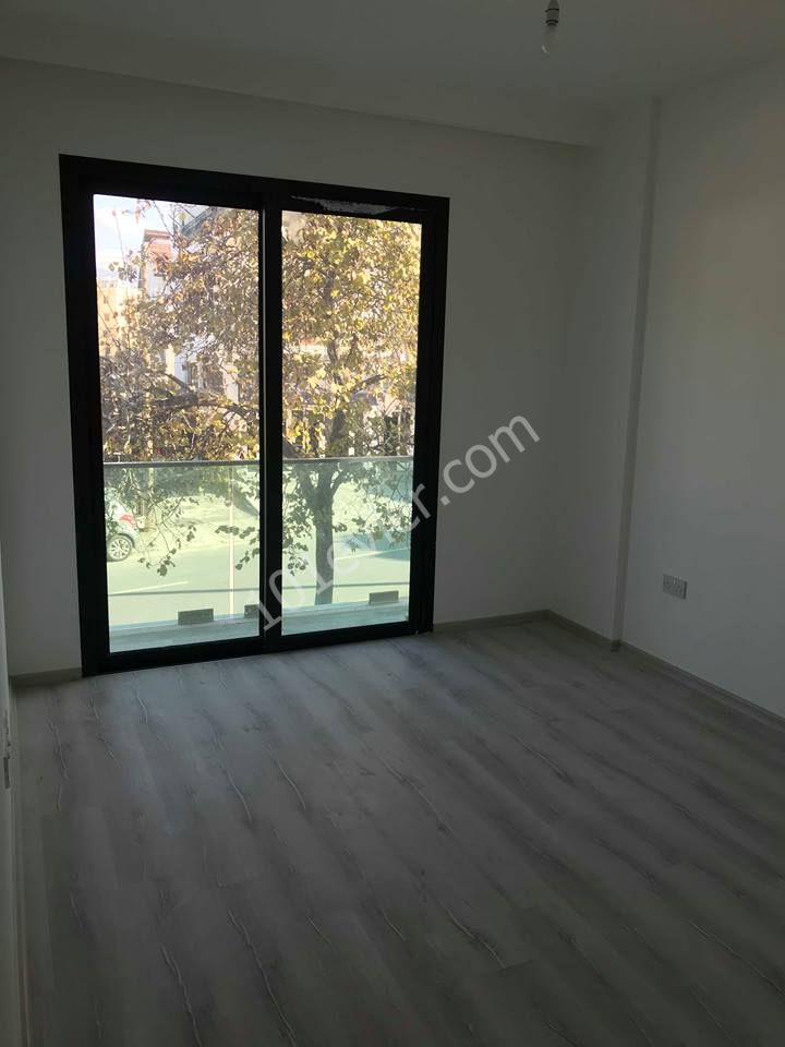 girne merkezde lemarın karşısında her yere görüş mesafesinde sıfır rezidansta kiralık eşyasız daire. lüks ve modern asansörlü eşyasız 500 stg eşyalı 600 stg... 05338445618