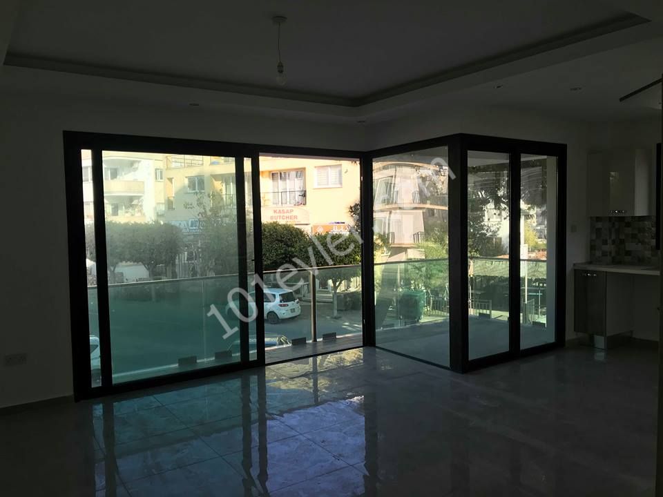 girne merkezde lemarın karşısında her yere görüş mesafesinde sıfır rezidansta kiralık eşyasız daire. lüks ve modern asansörlü eşyasız 500 stg eşyalı 600 stg... 05338445618