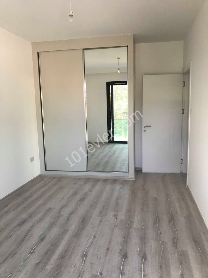 girnenin en merkezi yerinde her yere yürüme mesafesinde yeni bitmiş rezidansın birinci katında modern dizayn edilmiş kiralık eşyasız ofis..  05338445618