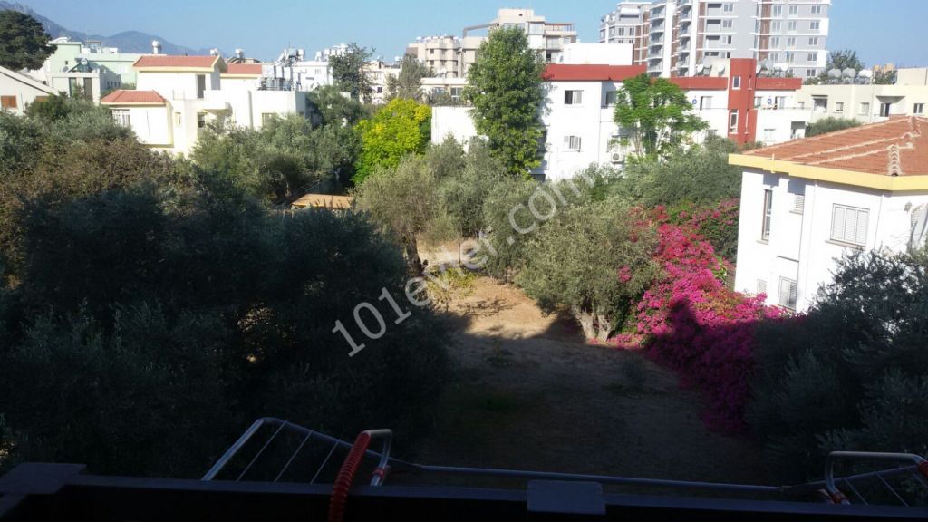 Girne merkezdı  Patalena 1+1 kiralik dağ ve havuz manzarlı  full eşyali