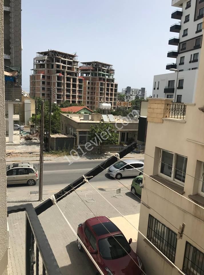 girne merkezde otobüs durakları güzergahı üzerinde hürdeniz market yanı samsung bayisi üstünde kiralık 2+1 full eşyalı daire kirası TÜRK LİRASI 1.900 TL (Bin Dokuz  Yüz)   05338445618