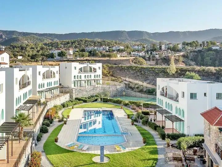 2 BEDROOM PENTHOUSE APARTMENT FOR SALE IN KYRENIA BAHCELI !! WITH POOL AND TENNIS COURT ON SITE !!