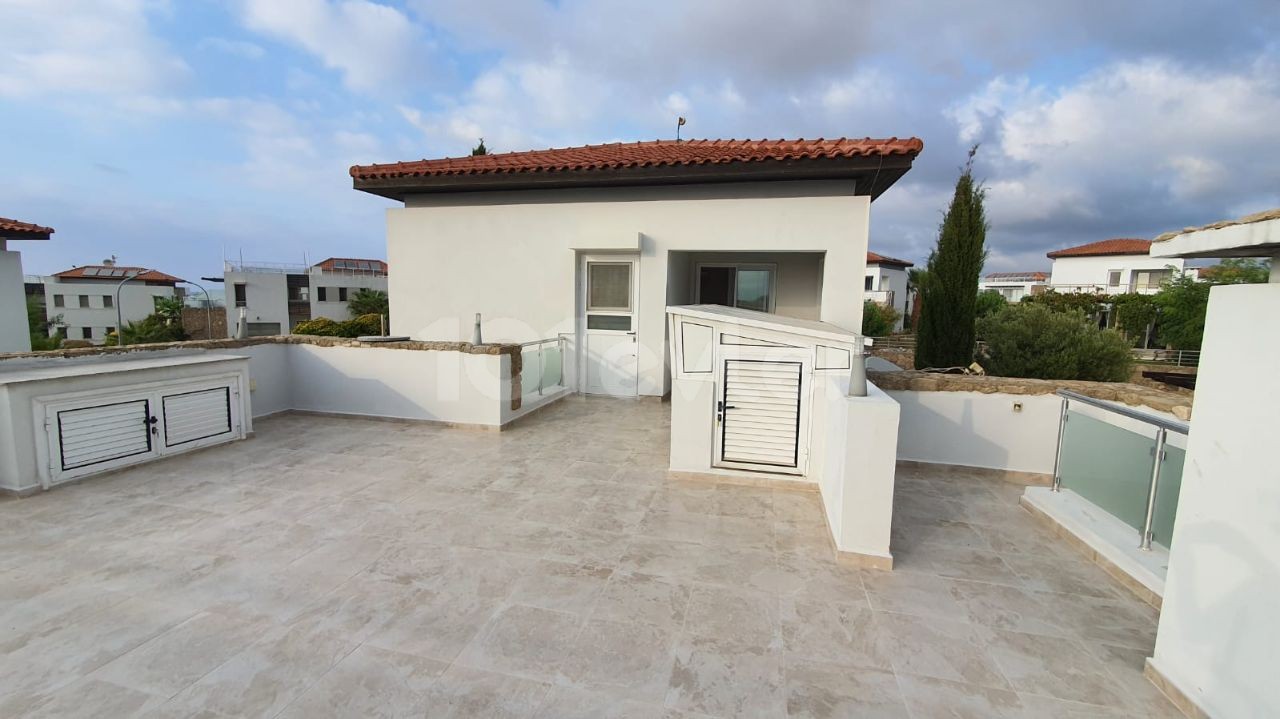 3 BEDROOM SPACIOUS VILLA IN A SITE 100M FROM THE SEA!!