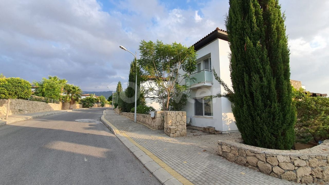 3 BEDROOM SPACIOUS VILLA IN A SITE 100M FROM THE SEA!!