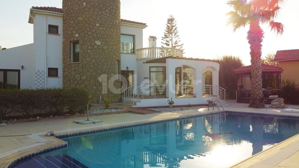 FRONT LINE VILLA WITH SPECTACULAR SEA VIEWS!!