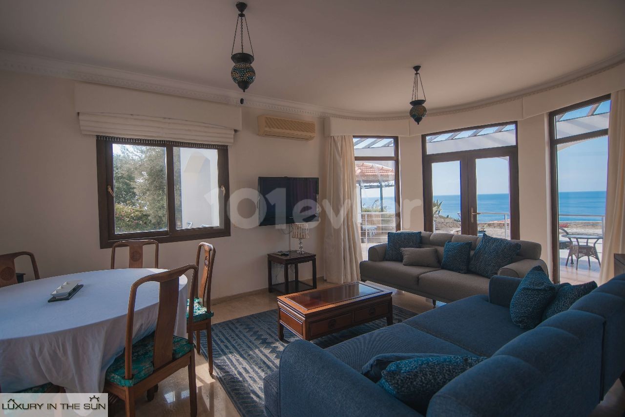 FRONT LINE VILLA WITH SPECTACULAR SEA VIEWS!!