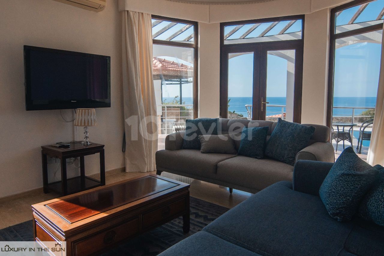 FRONT LINE VILLA WITH SPECTACULAR SEA VIEWS!!