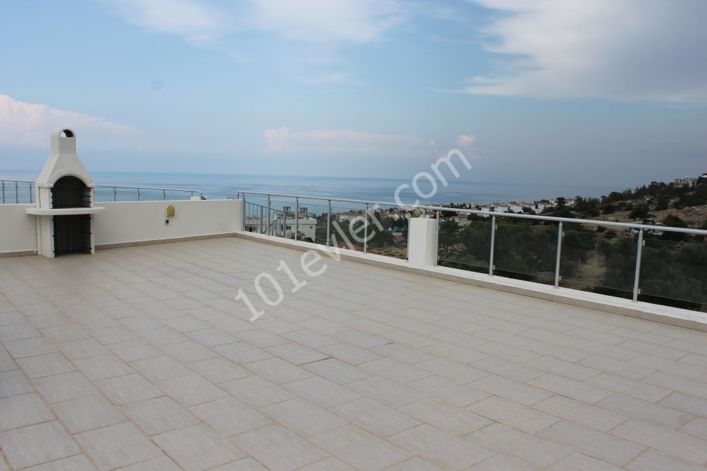 360 Degree Sea & Mountain Views from Two Bedroom Top Floor Apt with Private Roof Terrace. Ref: EE584