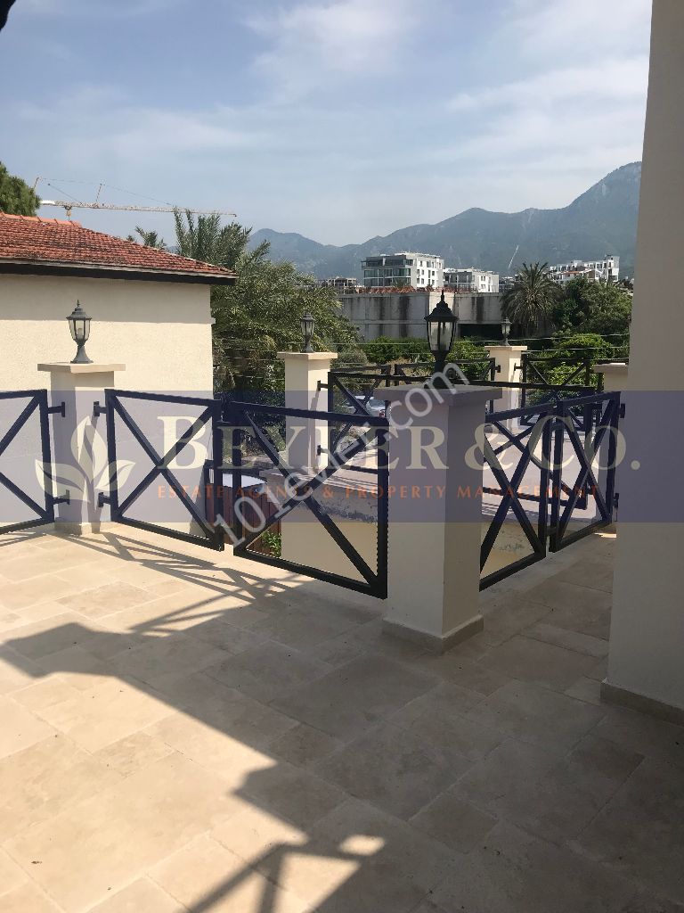 3 + 3 Villa im türkischen Viertel mit privatem Innenhof - Ref: GE522 ** 