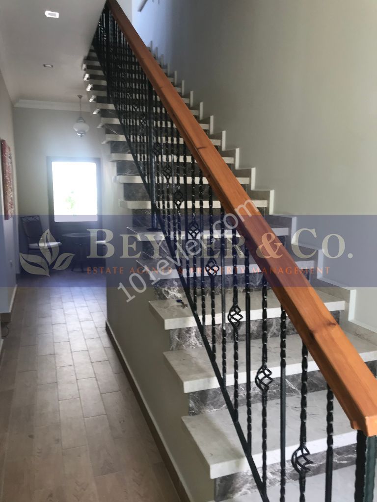 3 + 3 Villa im türkischen Viertel mit privatem Innenhof - Ref: GE522 ** 