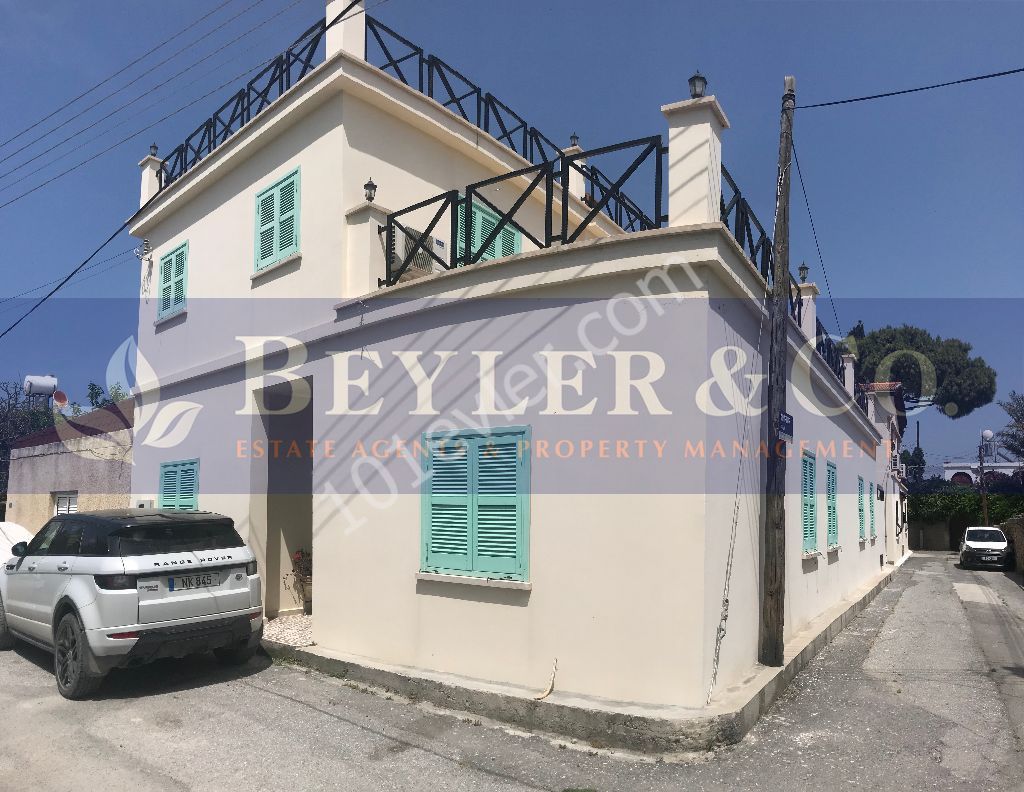 3 + 3 Villa in the Turkish quarter  with private courtyard - Ref: GE522