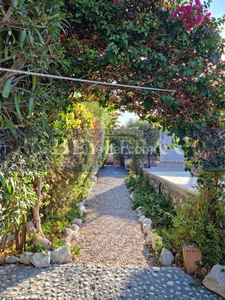 3 bedroom villa with private pool and garden - OY575