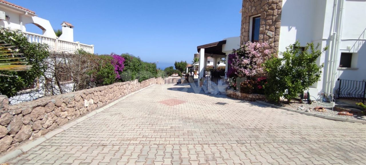 3+1 Villa in Bahceli area with an Individual Title Deed and private pool. ** 