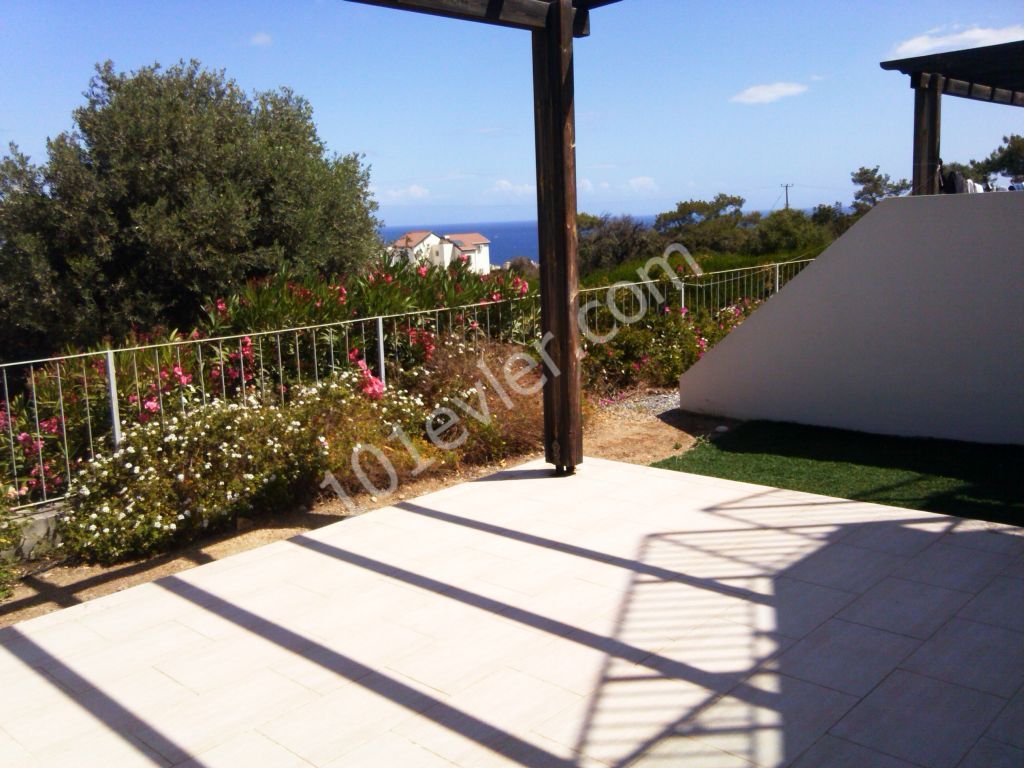 GIRNE ESENTEPEde 2 + 1 Bahçe Kat Daire, Ortak Havuz, Koçan Hazır KREDI UYGUN! Ref: EE549