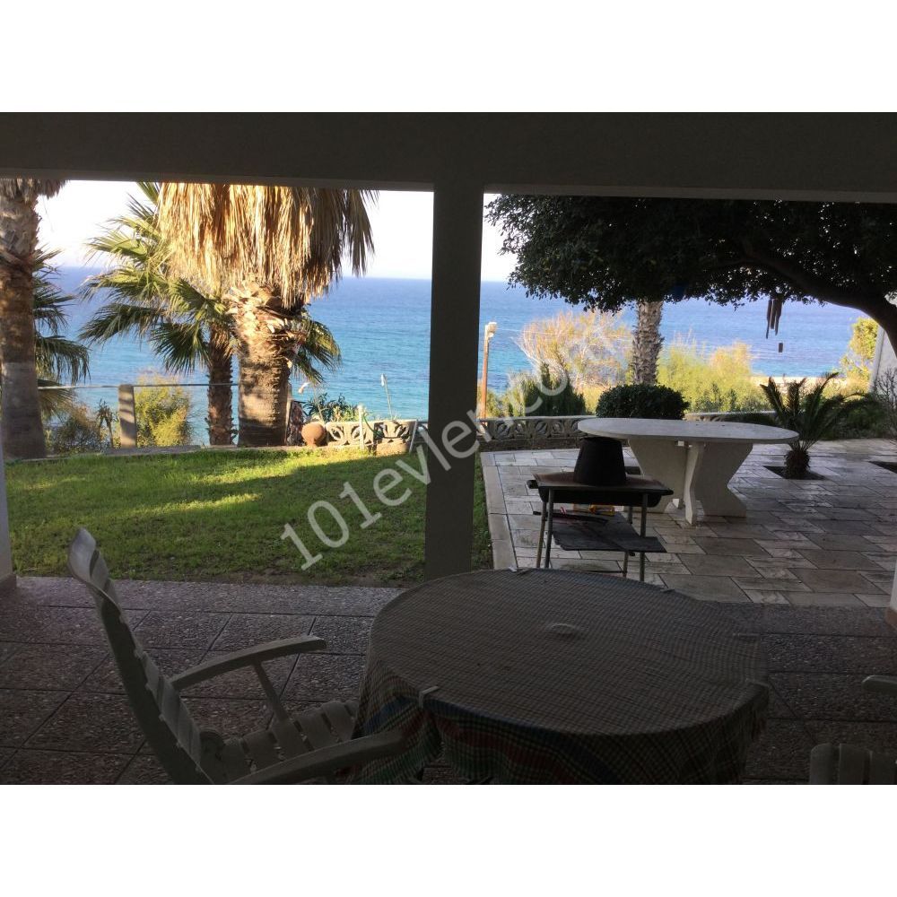 Three Bedroom Villa right next to the Sea, Deeds Ready to Transfer! Ref: KU502