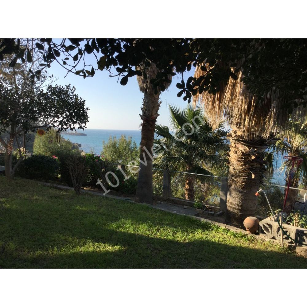 Three Bedroom Villa right next to the Sea, Deeds Ready to Transfer! Ref: KU502