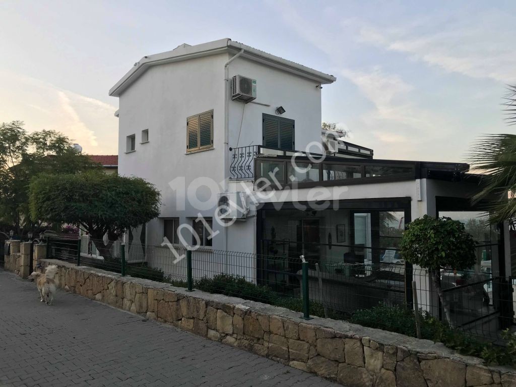 Girne Alsancak'ta  Satılık 3+1 Villa