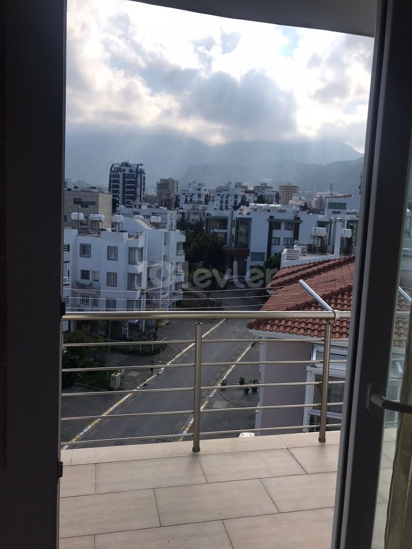 Zu verkaufen 2+1 Wohnung in Kyrenia Zentrum 