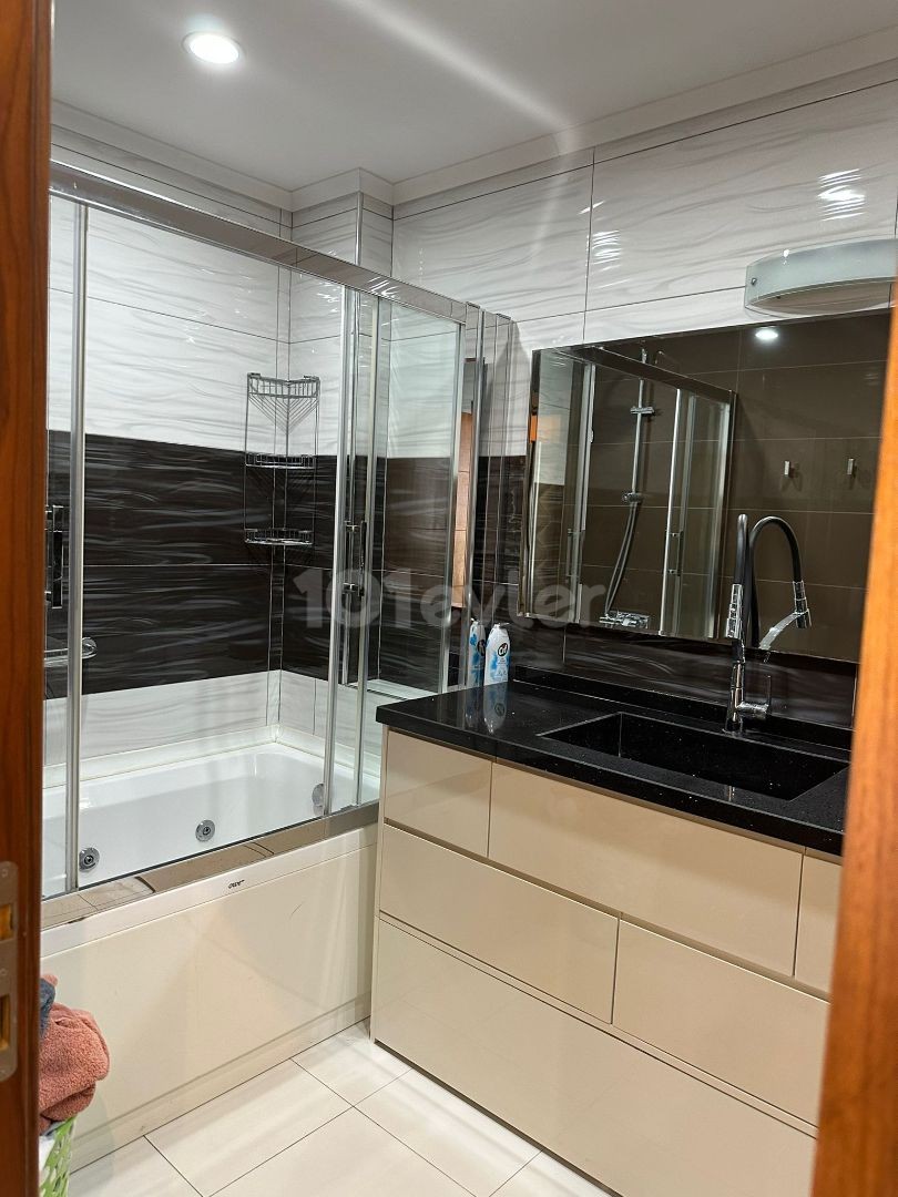 Girne Merkezde Satılık 3+1 Penthouse