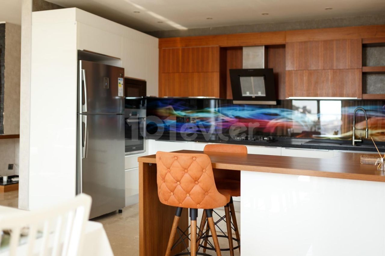 Girne Merkezde Satılık 3+1 Penthouse