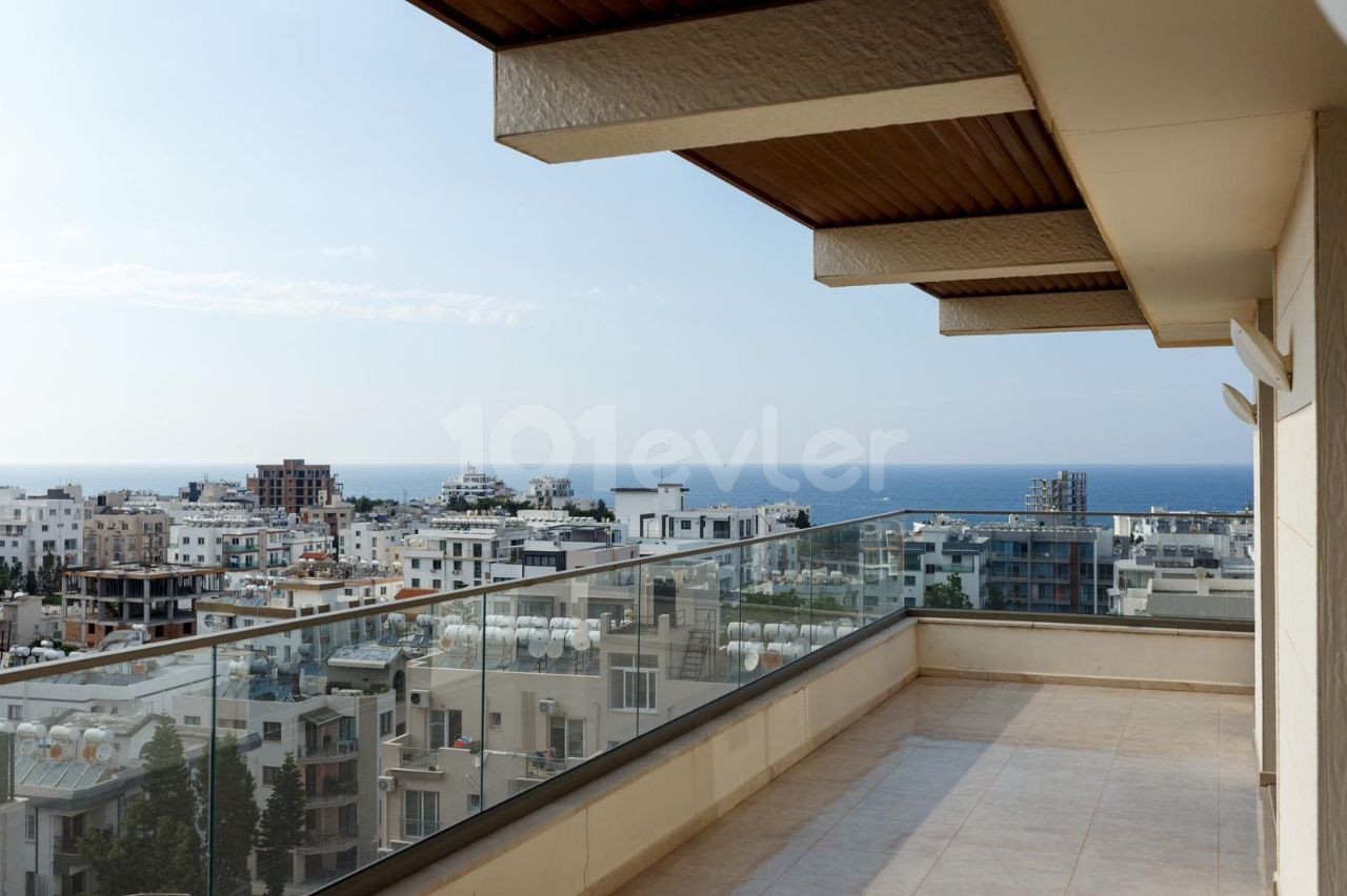 Girne Merkezde Satılık 3+1 Penthouse