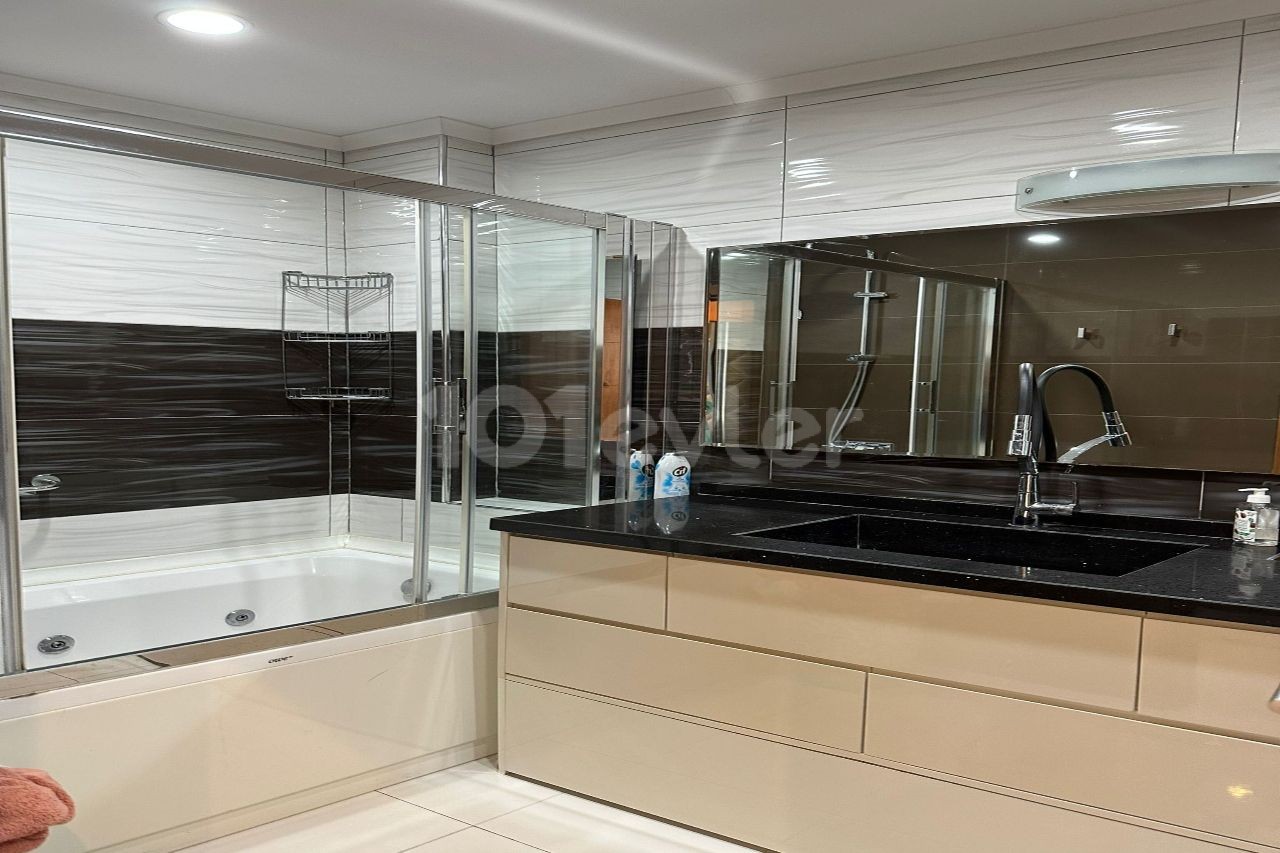 3+1 Penthouse for Rent in Kyrenia Center