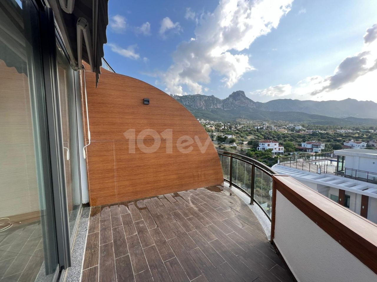 2+1 Penthouse For Rent In The Center Of Kyrenia