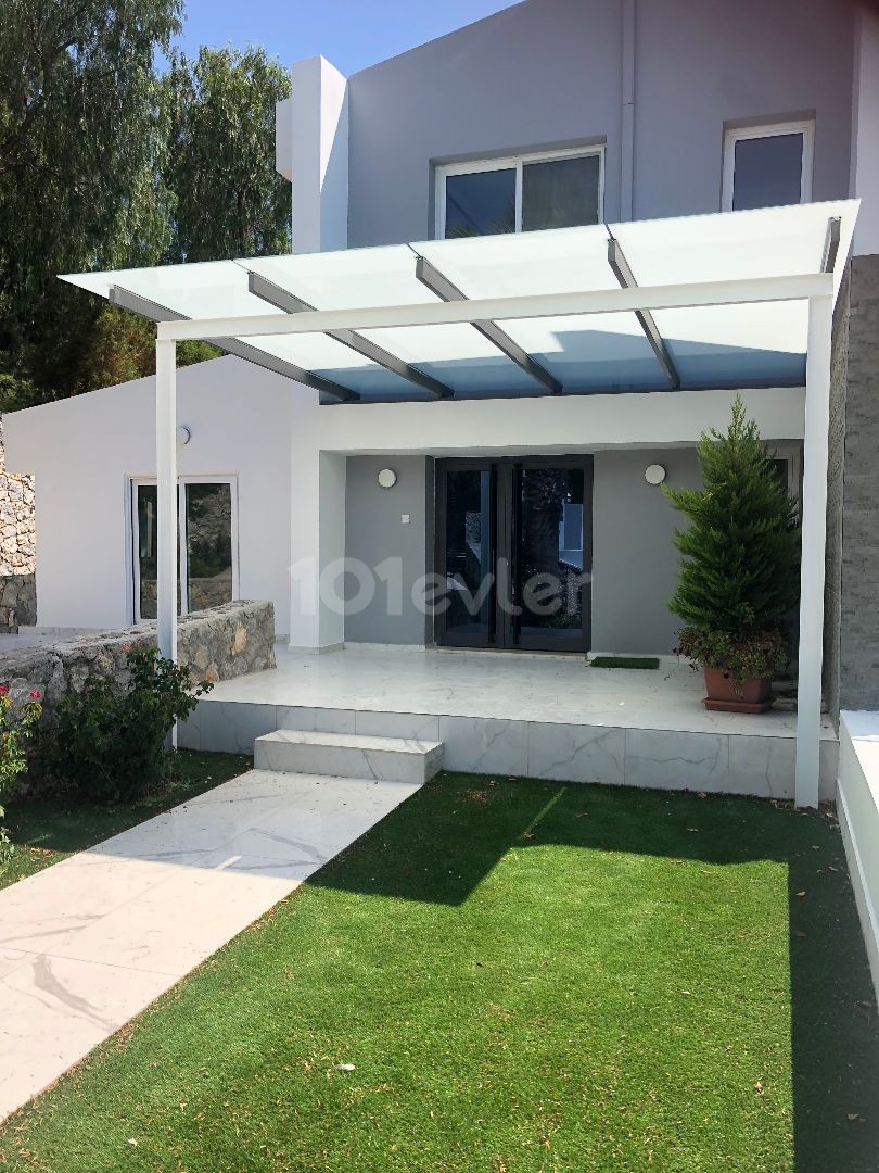 Girne'nin ayaklarınız altında olacağı, satılık eşsiz bir villa