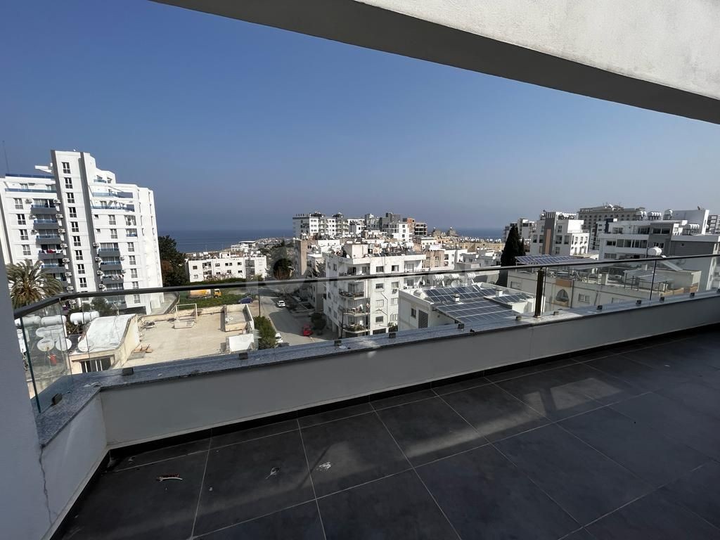 Girne Merkez'de denize 5dk mesafede satılık deniz manzaralı penthouse