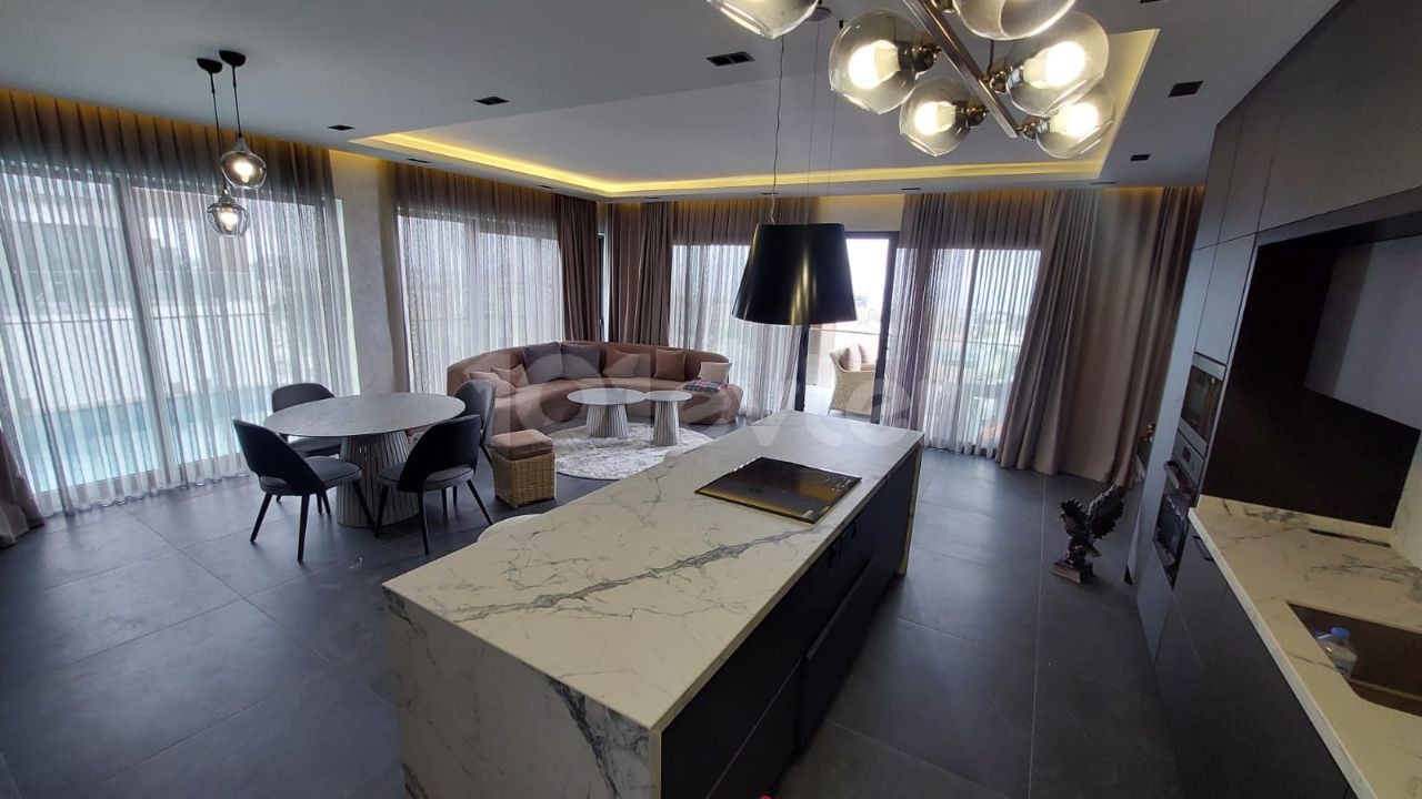 Girne Merkez'de Satılık Deniz Ve Dağ Manzaralı Havuzlu Tripleks Penthouse