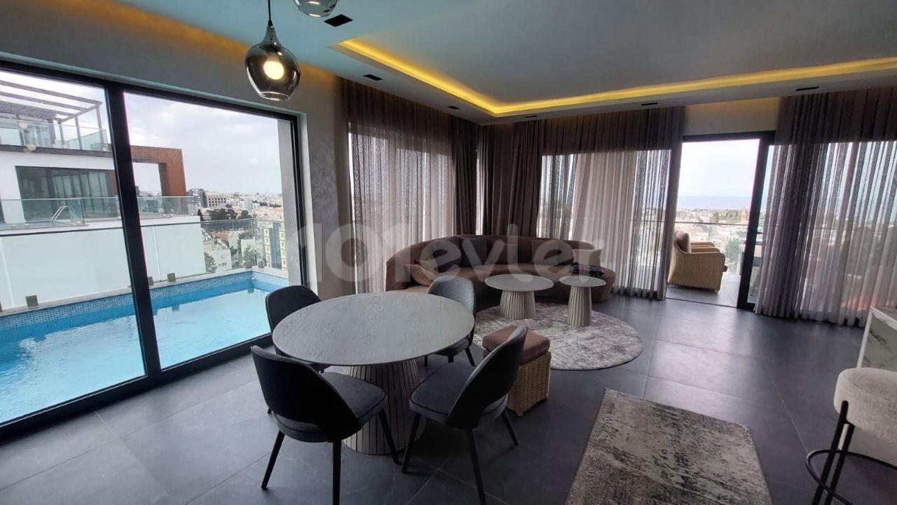 Girne Merkez'de Satılık Deniz Ve Dağ Manzaralı Havuzlu Tripleks Penthouse