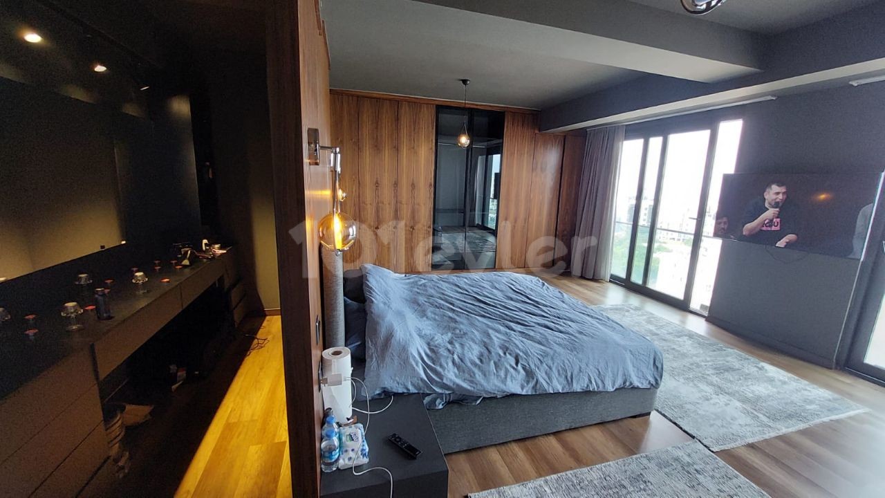 Girne Merkez'de Satılık Deniz Ve Dağ Manzaralı Havuzlu Tripleks Penthouse