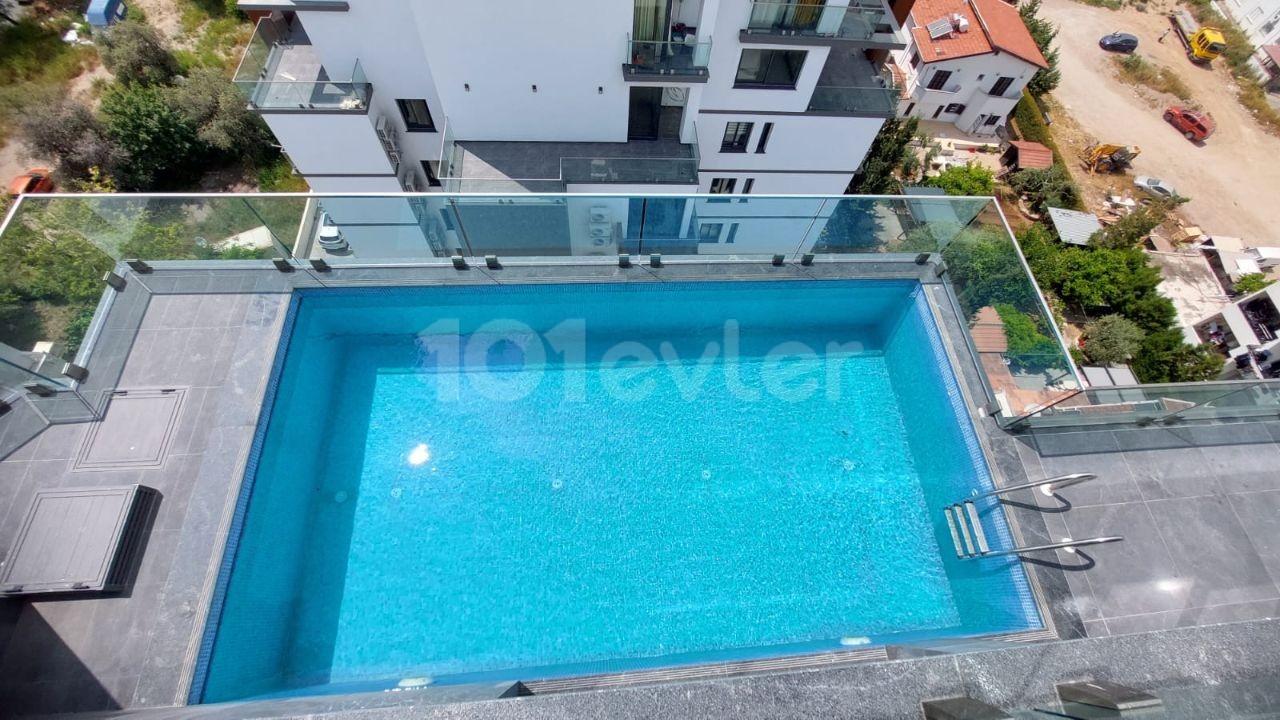 Girne Merkez'de Satılık Deniz Ve Dağ Manzaralı Havuzlu Tripleks Penthouse