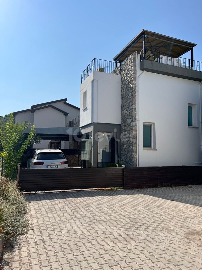 Girne Ozanköy bölgesinde satılık deniz dag manzaralı 3+1 villa
