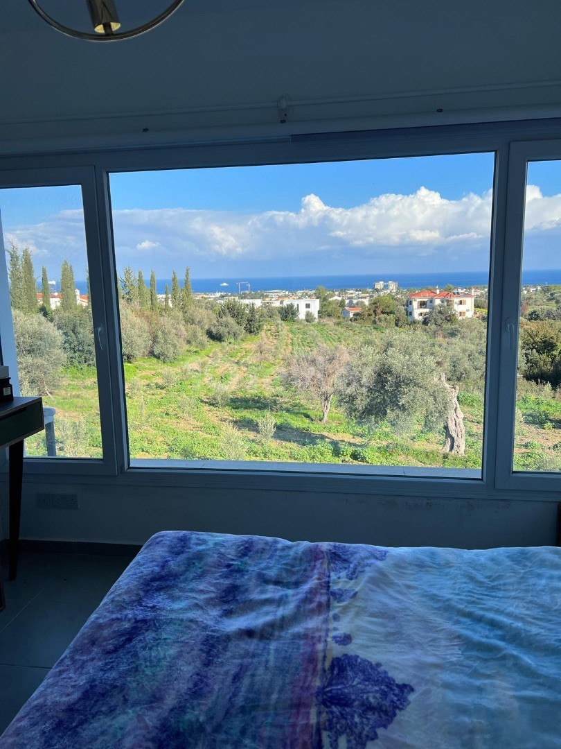 Girne Ozanköy bölgesinde satılık deniz dag manzaralı 3+1 villa