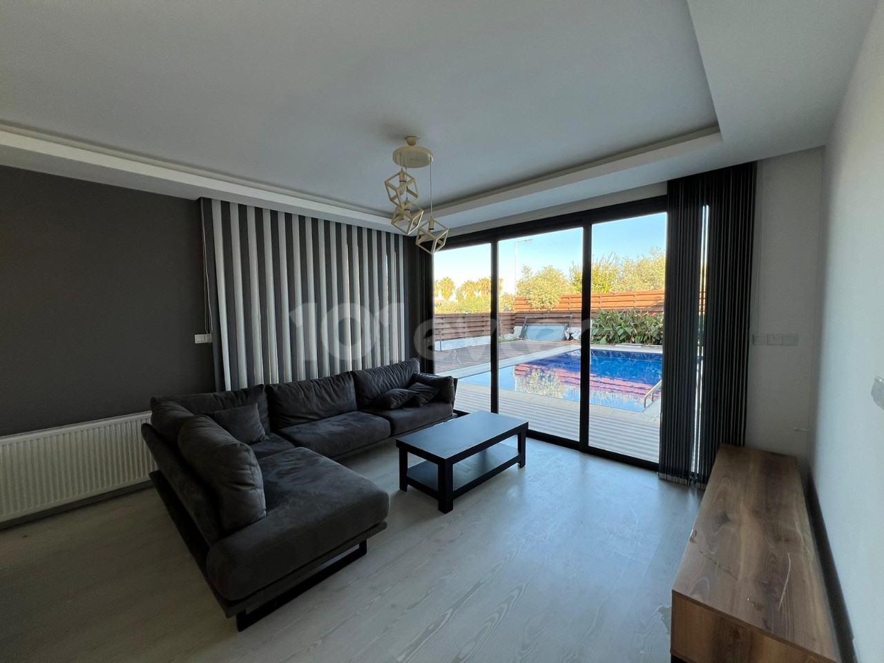 Girne Ozankoyde kiralik 5+1 luks villa