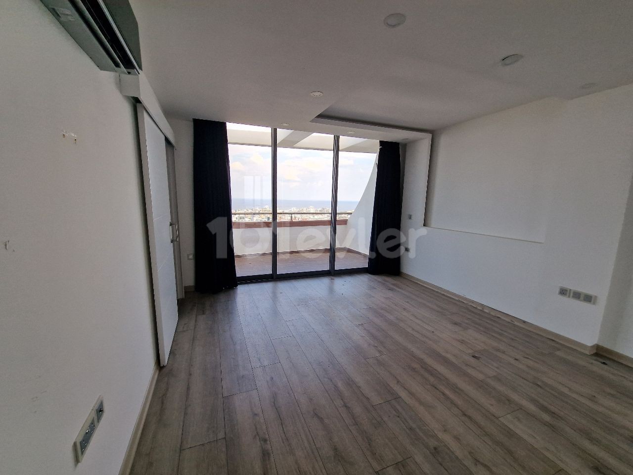 Kıbrıs Girne Merkez'de Kiralık Eşyasız 3+1 Lux Daire