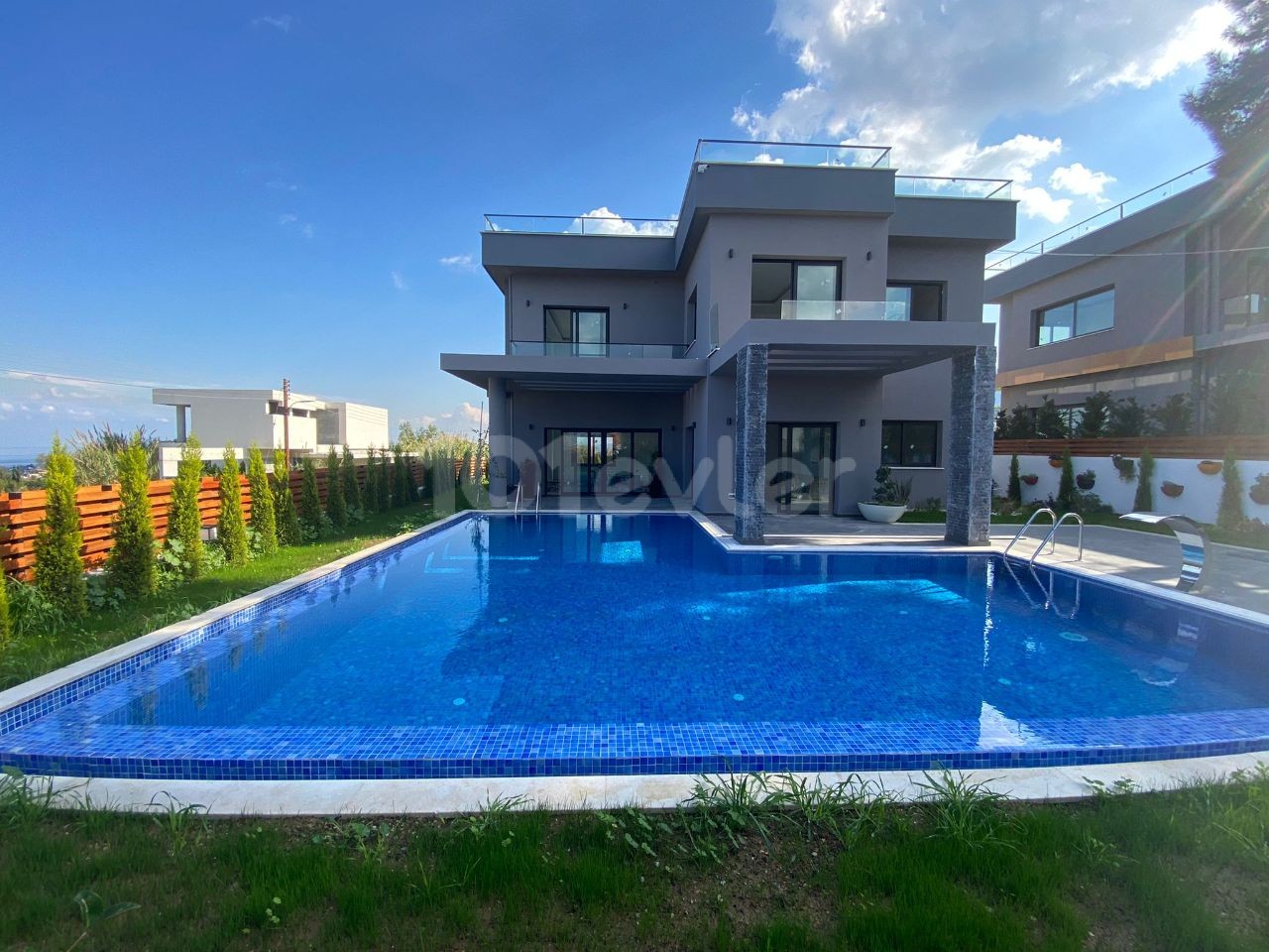 Luxuriöse 5+2 moderne Villa zum Verkauf in Dogankoy, Kyrenia, Zypern