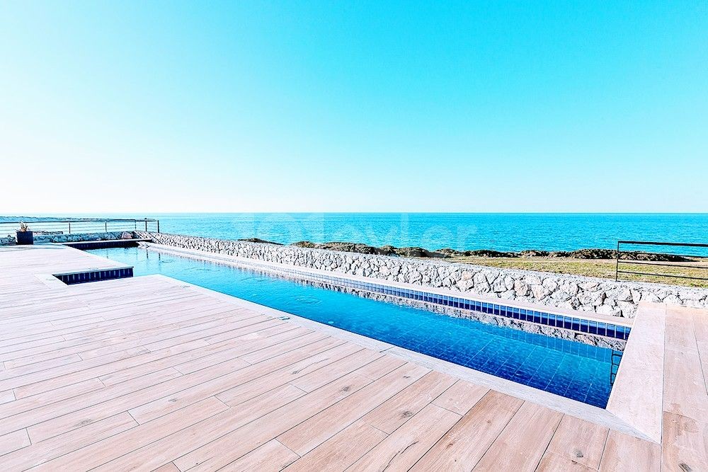 Zypern - Kyrenia - Gartenvillen zum Verkauf mit herrlichem 3+1-Pool direkt am Meer