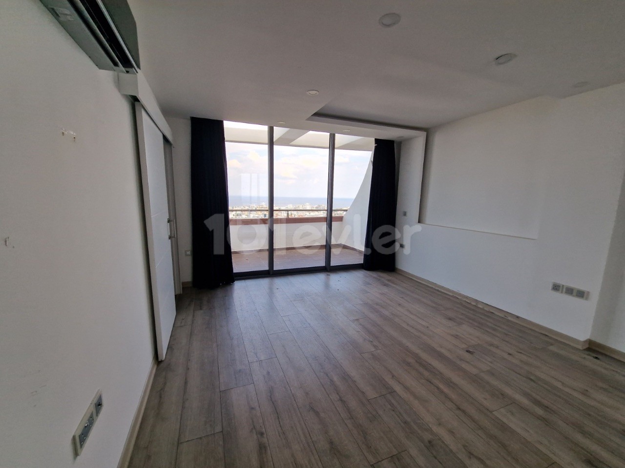 CYPRUS KYRENIA CENTER LUXURIOUS 3+1 FLAT FOR RENT