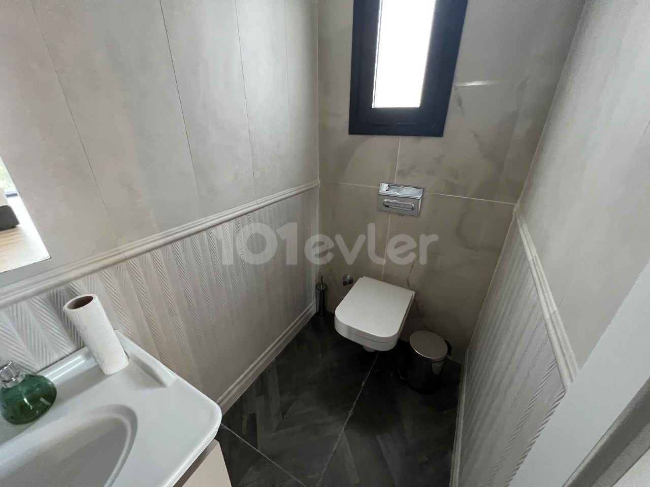 Kıbrıs Girne Merkez’de Lüks 3+1 Eşyalı Denize Sıfır Kiralık Daire