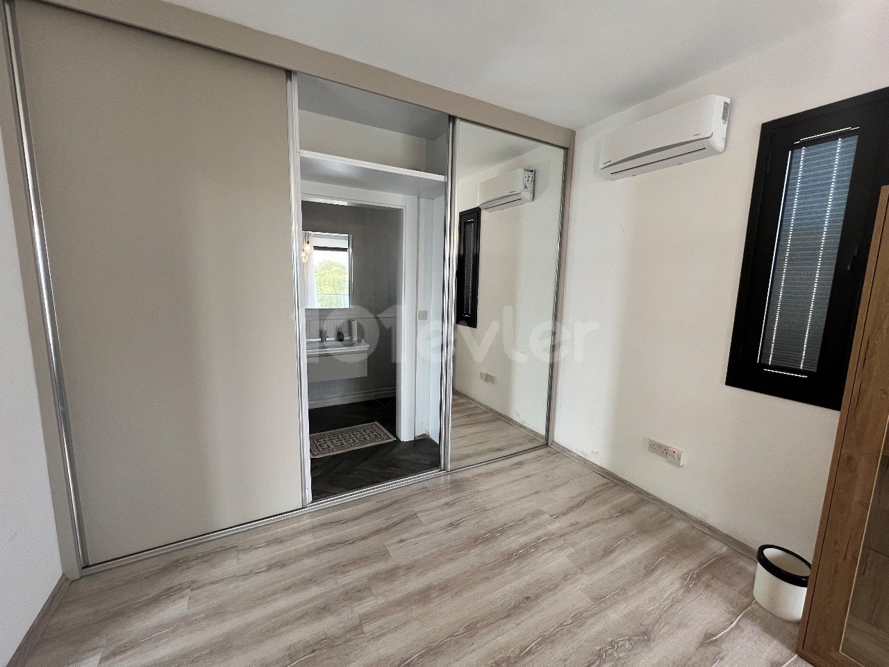 Kıbrıs Girne Merkez’de Lüks 3+1 Eşyalı Denize Sıfır Kiralık Daire